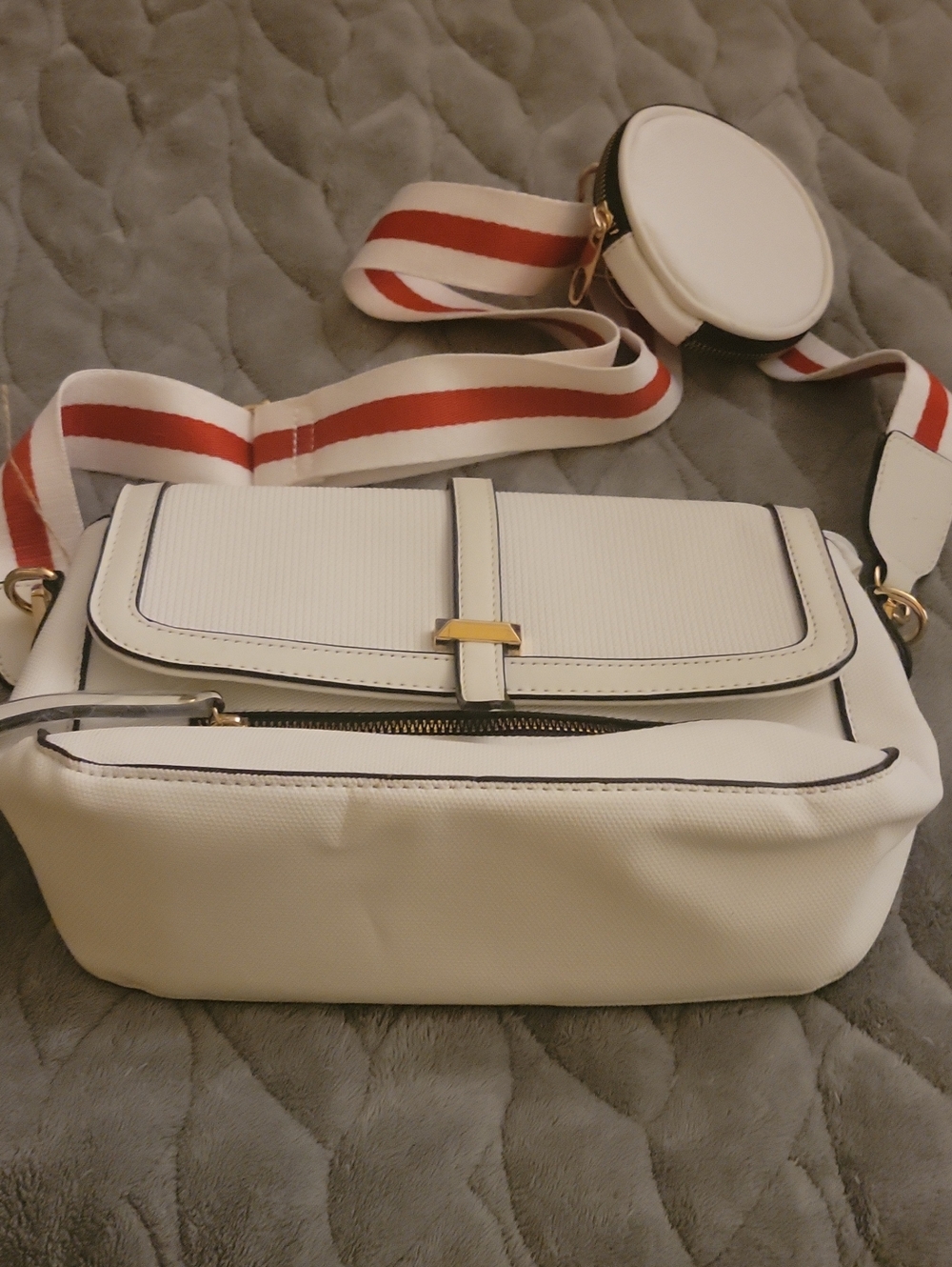 Elegant White Crossbody Bag with Red-Striped Detachable Strap